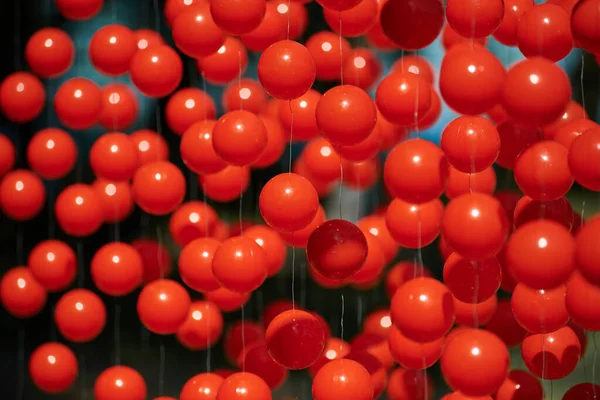 Красные Шары Подвешенные Проволоке Предметы Искусства Символизирующие Кровяные Тельца Здоровье — стоковое фото