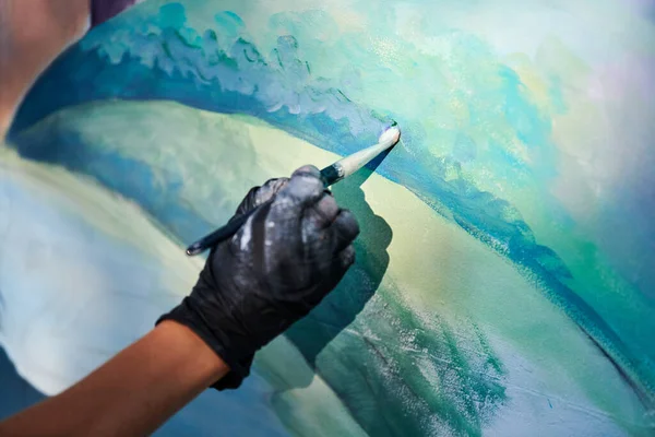 女画家手握画笔 在白色帆布户外艺术创作节上画出超现实的童话肖像 绘画艺术图景 女艺术家描绘大气中的超现实画面 — 图库照片