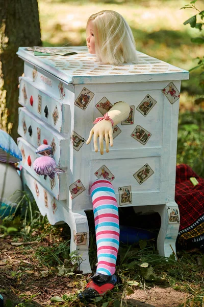 Kleedmachine Met Pop Alice Binnen Buurt Van Humpty Dumpty Champignons — Stockfoto