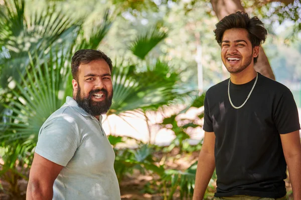 Två Roliga Indianer Skrattar Och Talar Hindi Offentlig Park Grön — Stockfoto