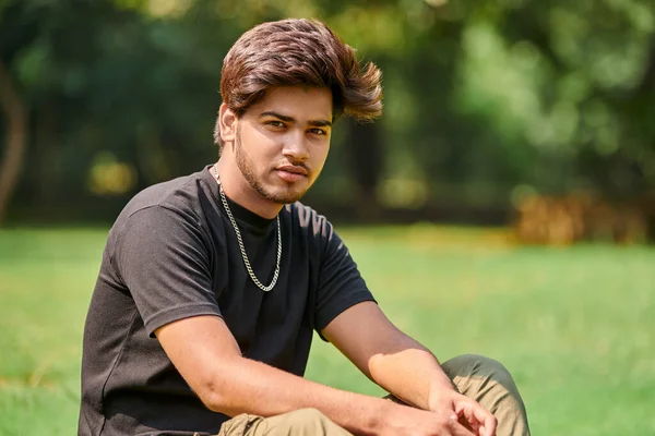 Attraktive Unge Indianerportretter Svart Skjorte Sølvhalskjede Grønn Plen Offentlig Park – stockfoto