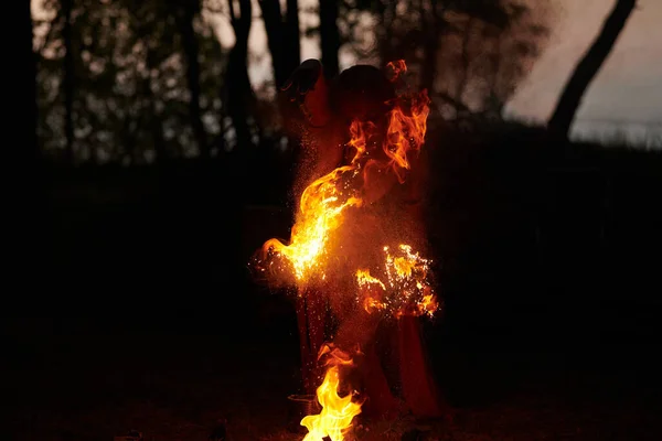 소녀들 축제에서 피우는 미술가들의 부드러운 불예술 춤추는 황혼의 — 스톡 사진