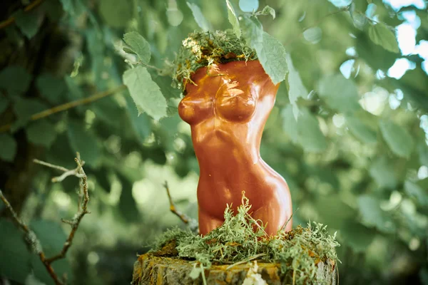 Vrouwelijke Standbeeld Kunst Object Outdoor Groene Bos Achtergrond Schoonheid Van — Stockfoto