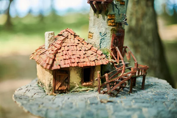 Kleine Poppenhuis Het Bos Schattig Klein Decoratief Huis Outdoor Kunst — Stockfoto