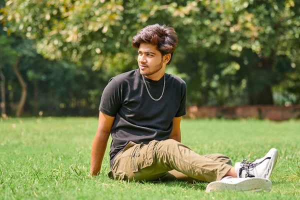 Ελκυστικό Πορτρέτο Νεαρού Ινδού Μαύρο Shirt Και Ασημένια Αλυσίδα Λαιμού — Φωτογραφία Αρχείου