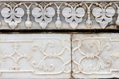 Tac Mahal 'in fildişi beyaz mermer duvar süslemeleri, çok güzel antik duvar geometrik dekorasyonları, Taj Mahal' deki beyaz mermer el yapımı süs eşyaları.