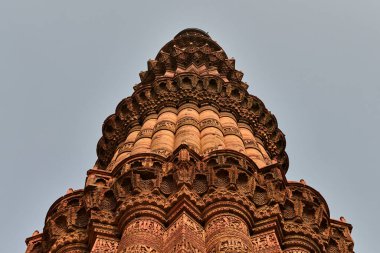 Kutub Minar Minare Kulesi kısmen Kutup Kompleksi Güney Delhi, Hindistan 'da büyük kırmızı kumtaşı minare kulesi Yeni Delhi' de popüler turistik bölge antik Hint mimarisi en uzun tuğla minaresi.