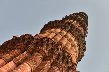 Kutub Minar Minare Kulesi Güney Delhi, Hindistan 'da kısmen Kutup Kompleksi, kopyalama alanı, büyük kırmızı kumtaşı minare kulesi Yeni Delhi' de popüler turistik bölge, Hindistan 'ın en uzun tuğla minare mimarisi.