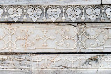 Tac Mahal 'in fildişi beyaz mermer duvar süslemeleri, çok güzel antik duvar geometrik dekorasyonları, Taj Mahal' deki beyaz mermer el yapımı süs eşyaları.