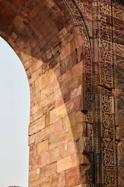 Alai Darwaza 'nın bir kısmı Güney Delhi, Hindistan' da kutup bölgesi, Alai Darwaza ana kapısı kırmızı kumtaşı ve kakmalı beyaz mermer süslemeler, Yeni Delhi 'de popüler turistik nokta