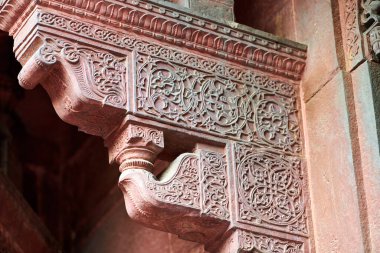 Agra Red Fort 'un antik duvar süslemeleri, Kızıl Kale duvarında güzel dekoratif desenler soyut desenler, Agra Red Fort binasındaki eski çatlak süslemeler.