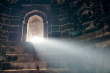 Hindistan 'ın Yeni Delhi kentindeki eski Hint mezarının penceresinden gelen ışık huzmesi, Hindistan' daki antik anıtın mistik ve gizemli atmosferi, eski mezarın içindeki güzel beyaz ışık huzmesi,