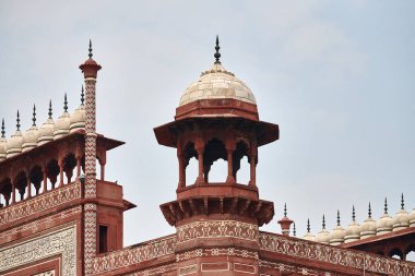 Taj Mahal giriş kapısı Chhatri kubbesi şekilli pavyonlar Hint mimarisi mavi gökyüzü arka planı, Taj Mahal ana kapısı Darwaza, anıtsal Hint mimarisi