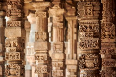 Hindistan, Güney Delhi 'deki Kutub kompleksinin dekoratif bas sütunlarına sahip taş sütunlar, eski cami kalıntılarının sütunlarına yakın sütunlar, Yeni Delhi' de popüler turistik yerler, eski Hint mimarisi