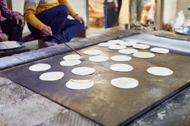 Sih gurudwara tapınağında langar için chapati yuvarlak düz ekmek pişirme, birçok pişirilmemiş roti omlet tam buğday unu, geleneksel Hint ucuz mayasız ekmeği