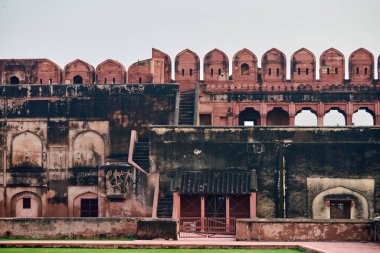 Hindistan 'daki Agra kırmızı kalesinin duvarları, Amar Singh Kapısı' nın ana girişinden Agra 'daki kırmızı kumdan kale, Lal Qila tarihi binasının manzarası.