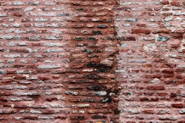 Eski evin dış yüzeyinden eski kırmızı tuğla duvar, tuğla ustası, tuğla ustası, eski kırmızı tuğla bina yapımı, tasarım geçmişi.