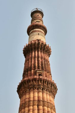 Kutub Minar Minare Kulesi kısmen Kutup Kompleksi Güney Delhi, Hindistan 'da büyük kırmızı kumtaşı minare kulesi Yeni Delhi' de popüler turistik bölge antik Hint mimarisi en uzun tuğla minaresi.