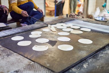 Sih gurudwara tapınağında langar için chapati yuvarlak düz ekmek pişirme, birçok pişirilmemiş roti omlet tam buğday unu, geleneksel Hint ucuz mayasız ekmeği