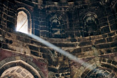 Hindistan 'ın Yeni Delhi kentindeki eski Hint mezarının penceresinden gelen ışık huzmesi, Hindistan' daki antik anıtın mistik ve gizemli atmosferi, eski mezarın içindeki güzel beyaz ışık huzmesi,