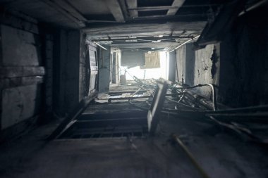 Hint bahçesinden en üst kattaki ışığa, dar baca avlusundan karşı karşıya pencereler, yoğun Hint yerleşim binası, yoğun Hint mimarisi.