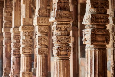 Hindistan, Güney Delhi 'deki Kutub kompleksinin dekoratif bas sütunlarına sahip taş sütunlar, eski cami kalıntılarının sütunlarına yakın sütunlar, Yeni Delhi' de popüler turistik yerler, eski Hint mimarisi