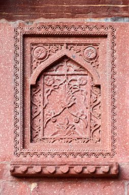 Agra Red Fort 'un antik duvar süslemeleri, Kızıl Kale duvarında güzel dekoratif desenler soyut desenler, Agra Red Fort binasındaki eski çatlak süslemeler.