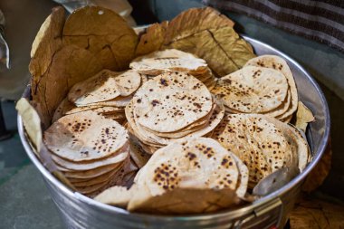 Sih gurudwara tapınağında langar için kovada bir yığın chapati yuvarlak düz ekmekler, taştan yapılmış pekçok lezzetli roti ekmeği tam buğday unu, geleneksel Hint ucuz mayalanmamış ekmeği