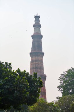 Kutub Minar Minare Kulesi kısmen Kutup Kompleksi Güney Delhi, Hindistan 'da büyük kırmızı kumtaşı minare kulesi Yeni Delhi' de popüler turistik bölge antik Hint mimarisi en uzun tuğla minaresi.