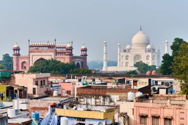 Tac Mahal beyaz mermer mozolede Agra 'da, Uttar Pradesh, Hindistan' da, çatıdan ana kapıya Tac Mahal antik mezarı, beyaz mermer dış dekorasyonlu popüler turistik yer