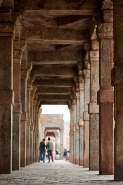 Güney Delhi, Hindistan 'daki Kutub kompleksinin taş sütunları, Quwwat ul Islam Camii' nin antik harabelerinde sütunlar, turist geçmişi, Yeni Delhi 'de popüler turistik yerler, antik Hint mimarisi