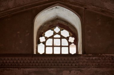 Hindistan 'da Agra kırmızı kalesinin dekore edilmiş duvarları, antik Hint binasının güzel mimari unsurları, Agra' da kırmızı kumtaşı ve beyaz mermerden yapılmış kırmızı kale, Lal Qila tarihi binası.