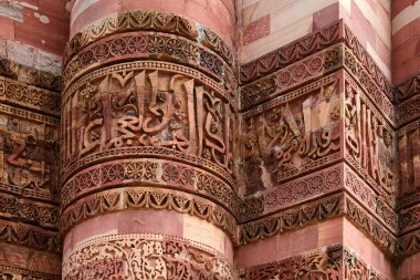 Kutub Minar Minare Kulesi 'nin dekoratif unsurları Güney Delhi, Hindistan' daki Kutup Kompleksi 'nin bir kısmı, Yeni Delhi' deki popüler turistik bölge olan büyük kırmızı kumtaşı minare kulesi üzerindeki antik Arap yazıtları.