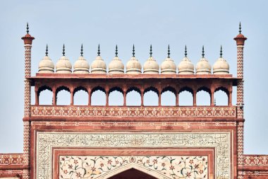 Taj Mahal giriş kapısı Chhatri kubbesi şekilli pavyonlar Hint mimarisi mavi gökyüzü arka planı, Taj Mahal ana kapısı Darwaza, anıtsal Hint mimarisi