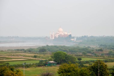 Taj Mahal beyaz mermer mozolede Agra 'da, Uttar Pradesh' te, Hindistan 'da, Babür mimarisinin güzel antik mezar binası, Agra kırmızı kalesinden popüler turistik yer manzarası