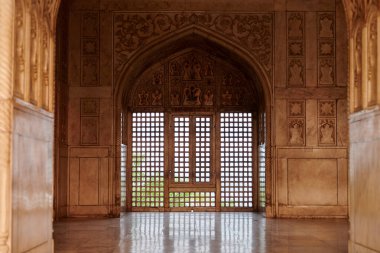 Agra Kırmızı Kalesi 'ndeki dekoratif ağ penceresi, güzel duvar süslemeleri olan güzel antik pencereler, Agra Kırmızı Kalesi' ndeki eski Hint el yapımı süslemeli antik pencereler.