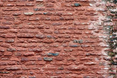 Eski evin dış yüzeyinden eski kırmızı tuğla duvar, tuğla ustası, tuğla ustası, eski kırmızı tuğla bina yapımı, tasarım geçmişi.