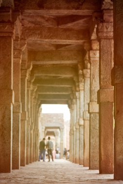 Güney Delhi, Hindistan 'daki Kutub kompleksinin taş sütunları, Quwwat ul Islam Camii' nin antik harabelerinde sütunlar, turist geçmişi, Yeni Delhi 'de popüler turistik yerler, antik Hint mimarisi