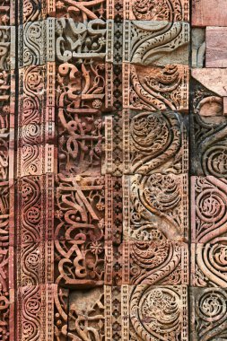 Kutub kompleksinin Güney Delhi, Hindistan 'daki duvar dekoratif desenleri, cami kalıntılarının antik bas yardım duvarı dekorasyonları, Yeni Delhi' de popüler turistik yerler, antik Hint mimarisi