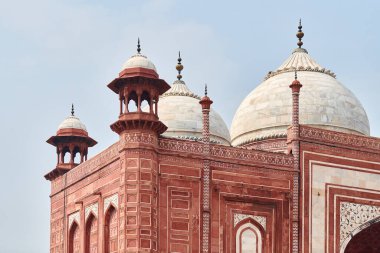Jawab Taj Mahal, Agra, Uttar Pradesh, Hindistan 'daki beyaz mermer mozoleyi, Babür mimarisinin güzel kubbesini, popüler turistik mekanı, antik mezar binasını kapatıyor.