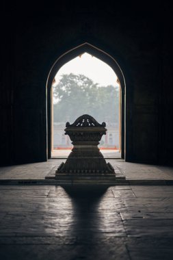 Hindistan, Yeni Delhi 'deki Safdar Jang mozolesi. Nawab Safdarjung' un Hindistan mermer mezarı. Hint mimarisinin gizemli atmosferi.