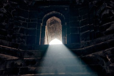 Hindistan 'ın Yeni Delhi kentindeki eski Hint mezarının penceresinden gelen ışık huzmesi, Hindistan' daki antik anıtın mistik ve gizemli atmosferi, eski mezarın içindeki güzel beyaz ışık huzmesi,