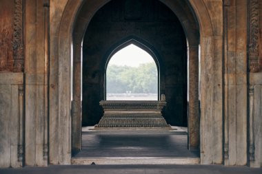 Hindistan, Yeni Delhi 'deki Safdar Jang mozolesi. Nawab Safdarjung' un Hindistan mermer mezarı. Hint mimarisinin gizemli atmosferi.