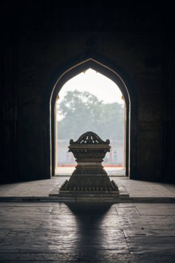 Hindistan, Yeni Delhi 'deki Safdar Jang mozolesi. Nawab Safdarjung' un Hindistan mermer mezarı. Hint mimarisinin gizemli atmosferi.