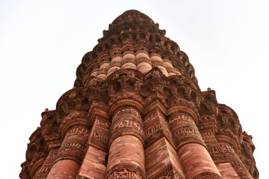 Kutub Minar Minare Kulesi kısmen Kutup Kompleksi Güney Delhi, Hindistan 'da büyük kırmızı kumtaşı minare kulesi Yeni Delhi' de popüler turistik bölge antik Hint mimarisi en uzun tuğla minaresi.