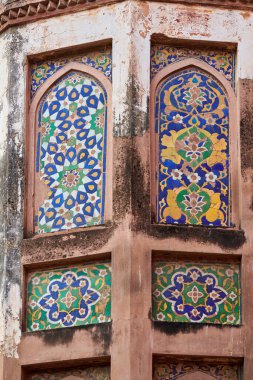 Agra Red Fort 'un antik mozaik duvar süslemesi, Kızıl Kale duvarında güzel renkli dekoratif mozaik geometrik desenler, Agra Red Fort binasındaki eski çatlak süsleme