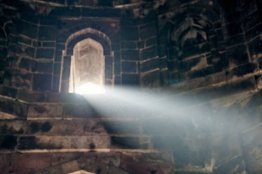 Hindistan 'ın Yeni Delhi kentindeki eski Hint mezarının penceresinden gelen ışık huzmesi, Hindistan' daki antik anıtın mistik ve gizemli atmosferi, eski mezarın içindeki güzel beyaz ışık huzmesi,