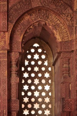 Alai Darwaza 'nın dekoratif pencere panjurları Güney Delhi, Hindistan' daki Kutub binasının bir parçası, kırmızı kumtaşı ve Alai Darwaza ana kapısının antik pencere süslemeleri.