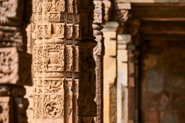 Hindistan, Güney Delhi 'deki Kutub kompleksinin dekoratif bas sütunlarına sahip taş sütunlar, eski cami kalıntılarının sütunlarına yakın sütunlar, Yeni Delhi' de popüler turistik yerler, eski Hint mimarisi