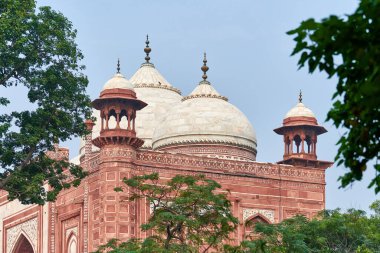 Jawab Taj Mahal, Agra, Uttar Pradesh, Hindistan 'daki beyaz mermer mozoleyi, Babür mimarisinin güzel kubbesini, popüler turistik mekanı, antik mezar binasını kapatıyor.